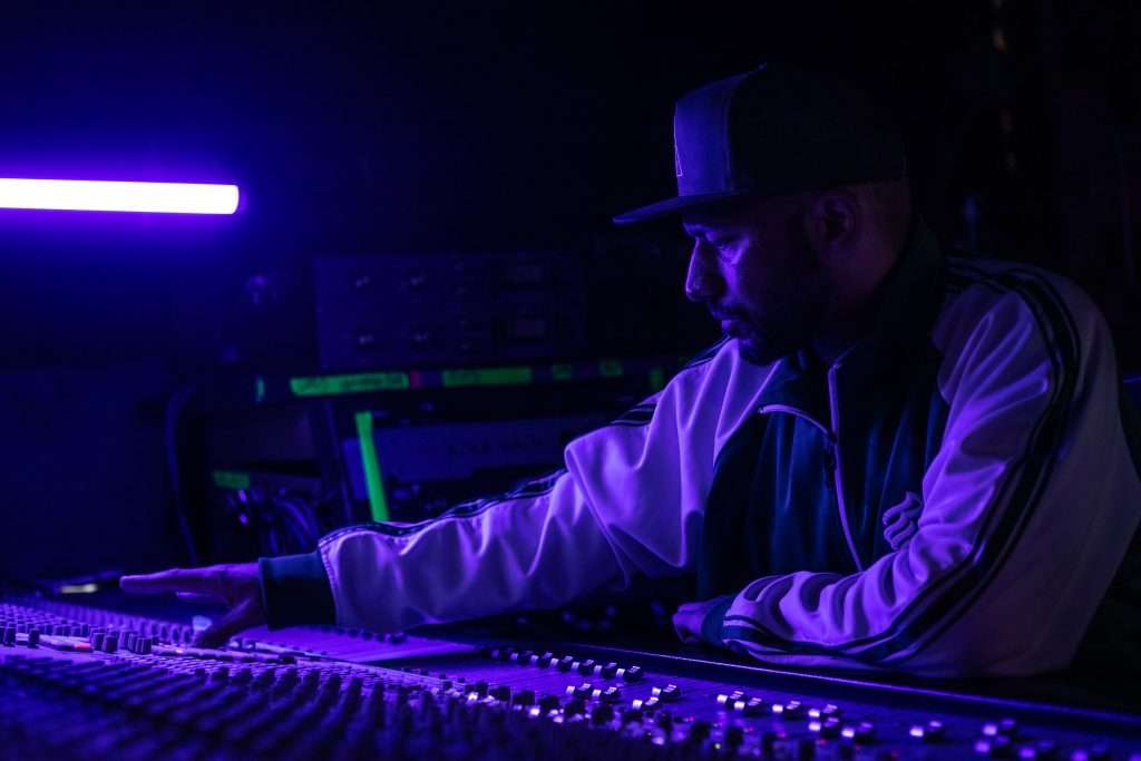 hazhe productor musical mesa de mezclas